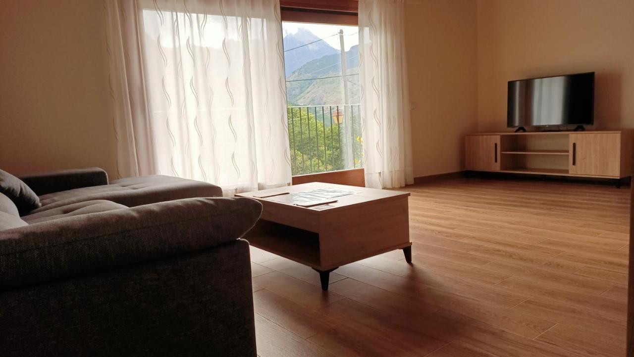 Rural Berros Apartment La Guingueta D'Aneu Bagian luar foto